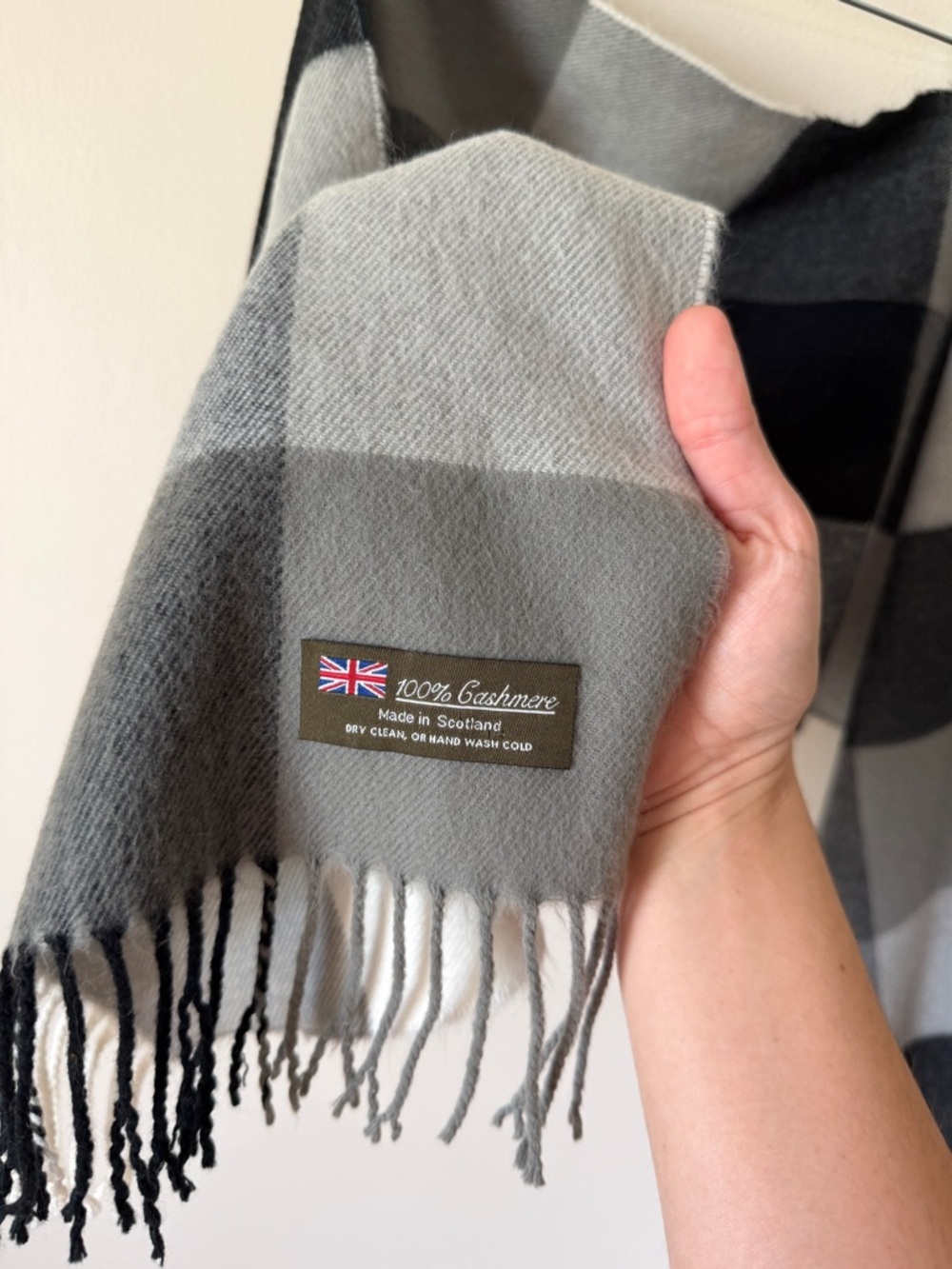 100% cashmere black grey check plaid fringe edged scarf made in scotland - Picture 3 of 3